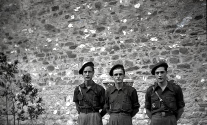 Desfilada i actes politico militars. La Centuria Luis Paraíso del Frente de Juventudes al recinte del Monestir.