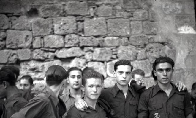 Desfilada i actes politico militars. La Centuria Luis Paraíso del Frente de Juventudes al recinte del Monestir.