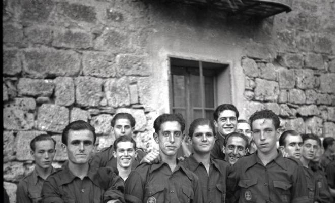 Desfilada i actes politico militars. La Centuria Luis Paraíso del Frente de Juventudes al recinte del Monestir.