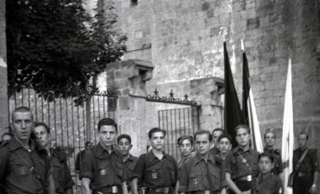 Desfilada i actes politico militars. La Centuria Luis Paraíso del Frente de Juventudes al recinte del Monestir.