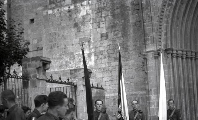 Desfilada i actes politico militars. La Centuria Luis Paraíso del Frente de Juventudes al recinte del Monestir.