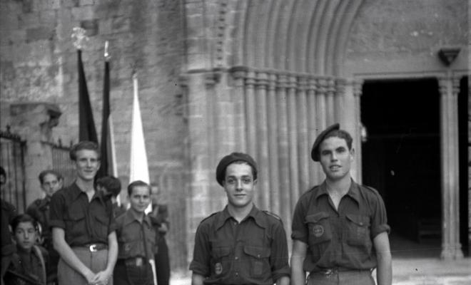 Desfilada i actes politico militars. La Centuria Luis Paraíso del Frente de Juventudes al recinte del Monestir.