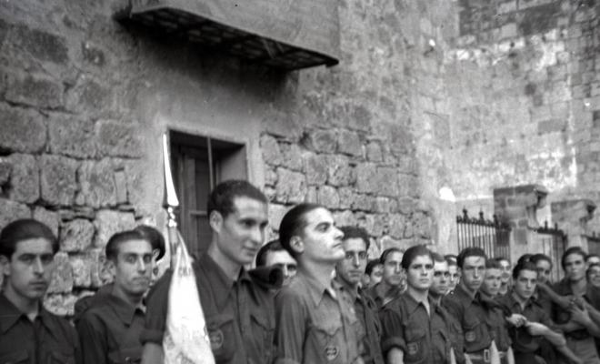 La Centuria Luis Paraíso del Frente de Juventudes de Sant Cugat en una parada a la llotgeta del Monestir.