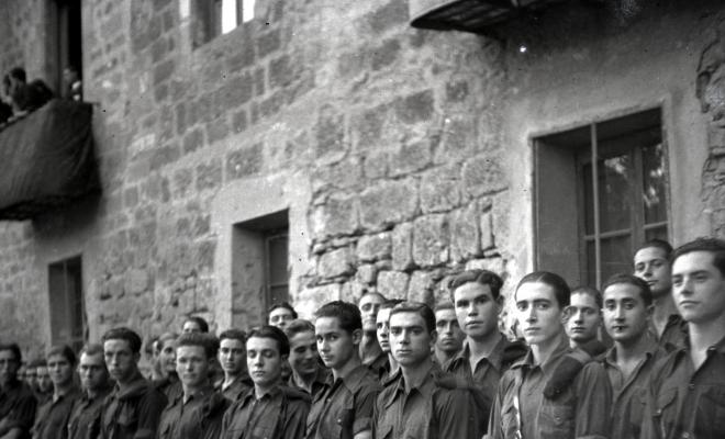 La Centuria Luis Paraíso del Frente de Juventudes de Sant Cugat en una parada a la llotgeta del Monestir.