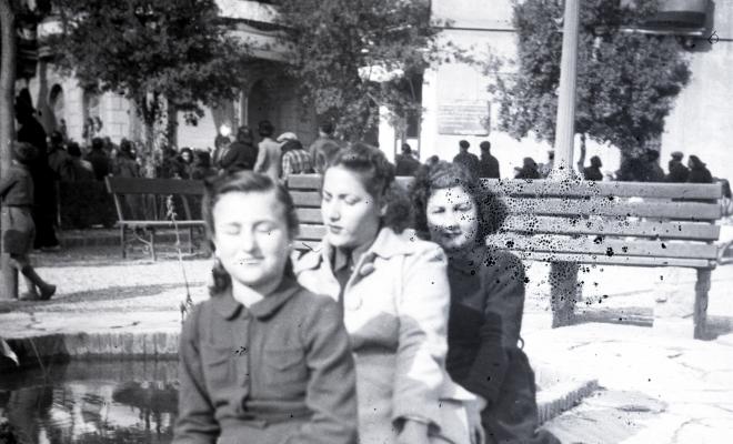 Celebració davant de la seu de la Falange a Cal Barbany. Retrat de tres nois a la plaça dels Quatre Cantons.