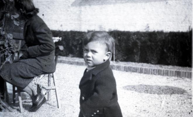 Celebració davant de la seu de la Falange a Cal Barbany. Retrat d'un infant a la plaça del Quatre Cantons.
