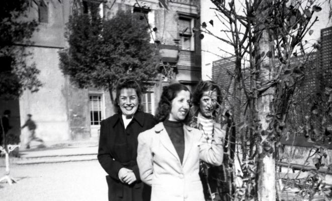 Celebració davant de la seu de la Falange a Cal Barbany. Retrat d'un grup  de noies a la plaça del Quatre Cantons.
