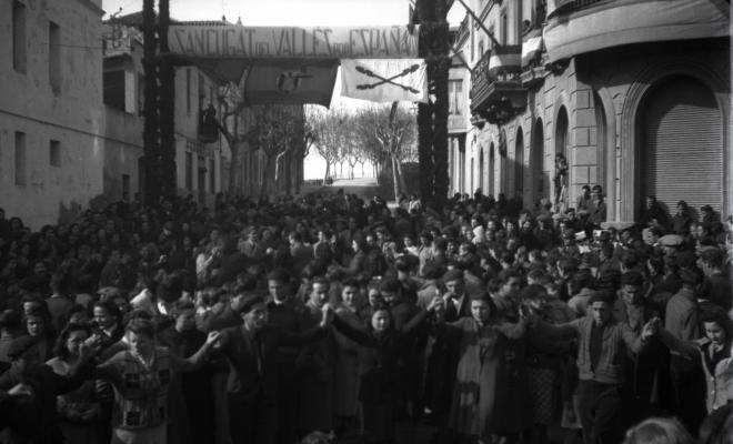 Sardanes davant de la seu de la Falange a Cal Barbany.