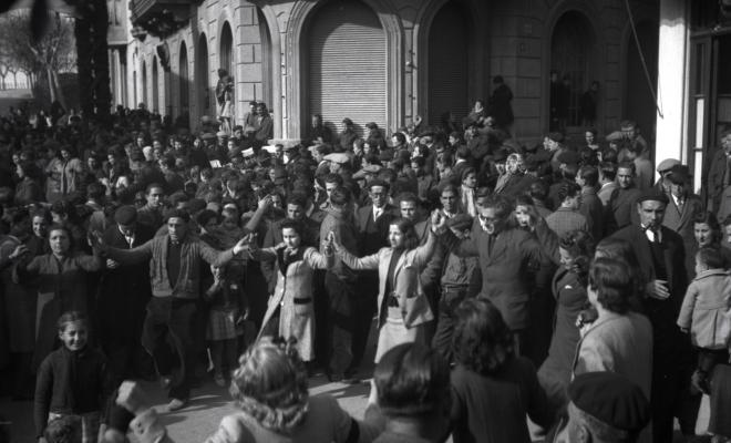 Sardanes davant de la seu de la Falange a Cal Barbany.