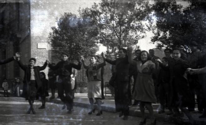 Celebració davant de la seu de la Falange a Cal Barbany.  Sardanes a la plaça del Quatre Cantons.