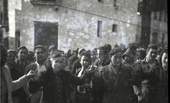 Celebració davant de la seu de la Falange a Cal Barbany.  Sardanes a la plaça del Quatre Cantons.