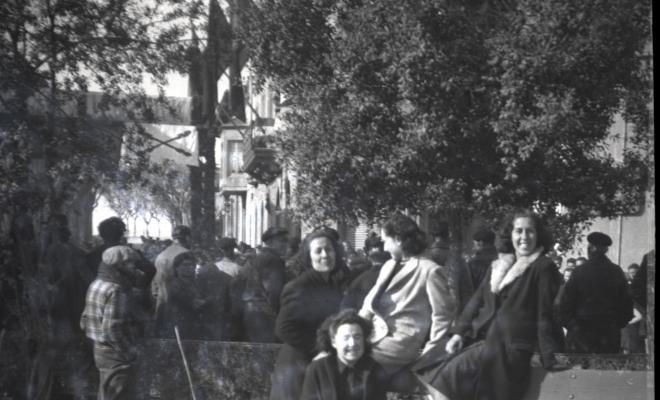 Celebració davant de la seu de la Falange a Cal Barbany. Retrat de grup a la plaça del Quatre Cantons.