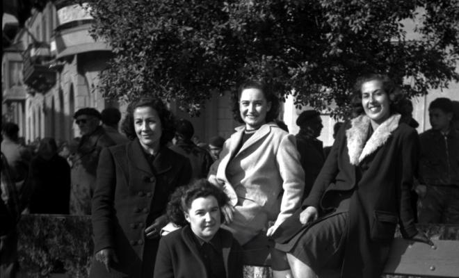 Celebració davant de la seu de la Falange a Cal Barbany. Retrat de grup a la plaça del Quatre Cantons.