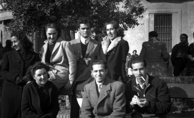 Celebració davant de la seu de la Falange a Cal Barbany. Retrat de grup a la plaça del Quatre Cantons.