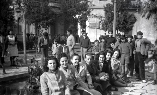 Celebració davant de la seu de la Falange a Cal Barbany. Retrat de grup a l'estany de la plaça del Quatre Cantons.