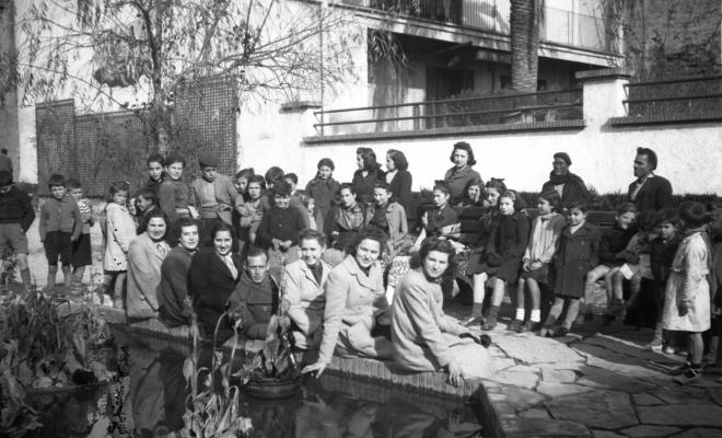 Celebració davant de la seu de la Falange a Cal Barbany. Retrat de grup a l'estany de la plaça del Quatre Cantons.