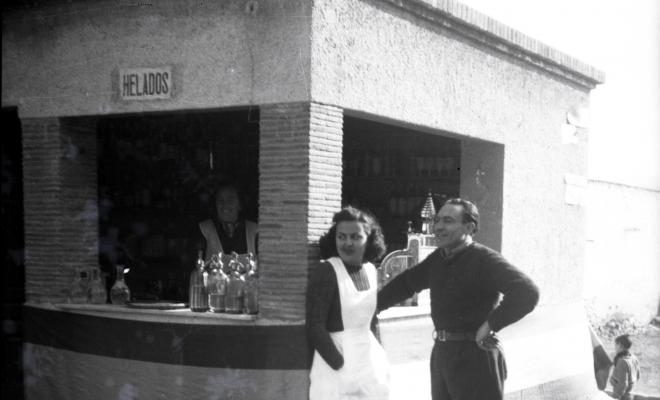 Maria Mellado i el seu marit, Joan Sagalés al quiosc dels Quatre Cantons.
