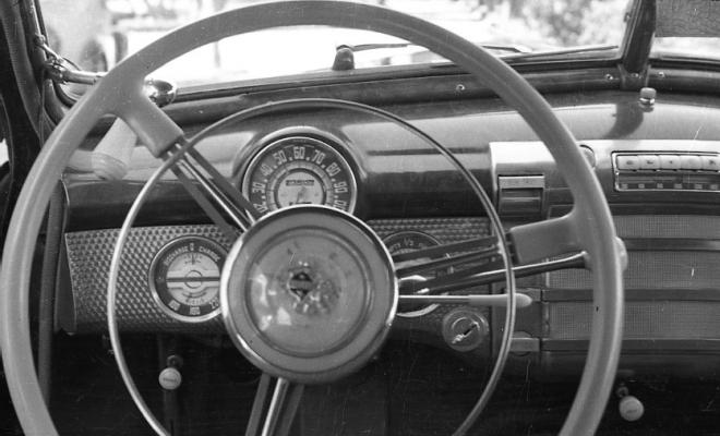 Buick Super Eight de 1948, detall del volant i el quadre de comandaments.