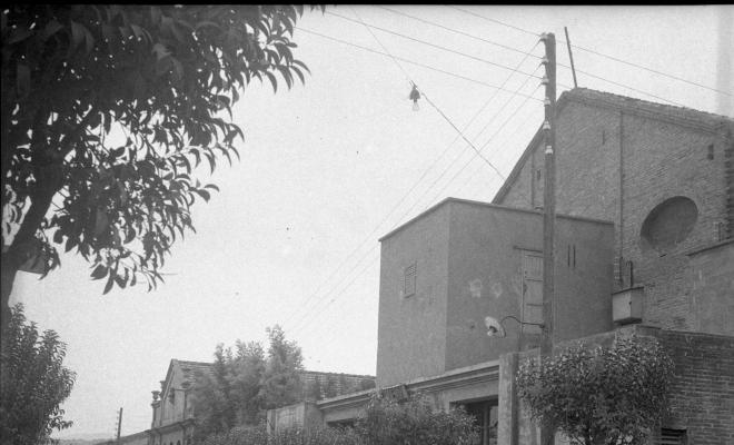 Façanes, pati i sales, del local de la Unió al carrer de Josep Anselm Clavé.