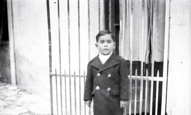 Retrats d'un infant al pati del fotògraf.