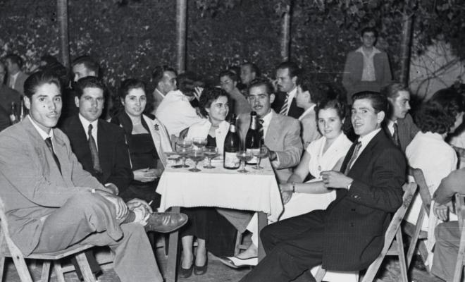 Retrats de grup a la terrassa del bar del Cinema Principal [?].