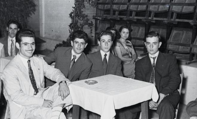 Retrats de grup a la terrassa del bar del Cinema Principal [?].