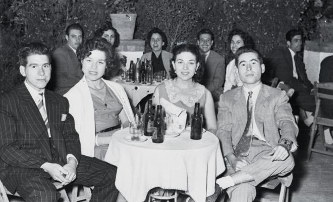Retrats de grup a la terrassa del bar del Cinema Principal [?].