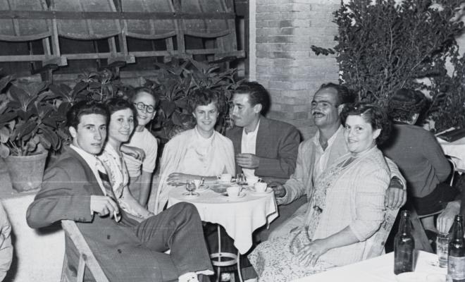 Retrats de grup a la terrassa del bar del Cinema Principal [?].