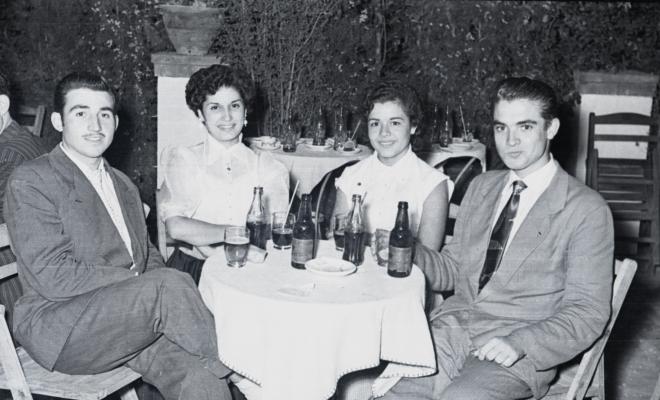 Retrats de grup a la terrassa del bar del Cinema Principal [?].