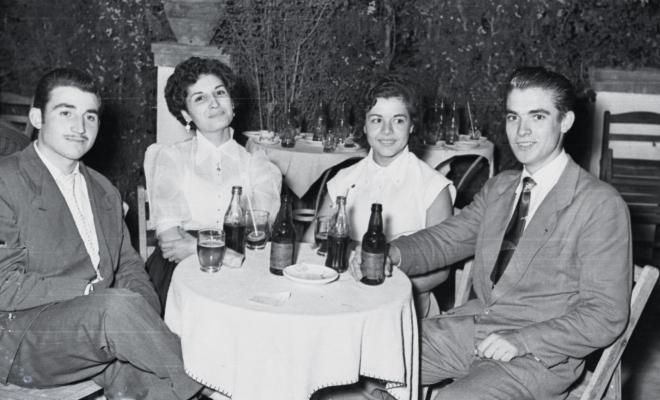 Retrats de grup a la terrassa del bar del Cinema Principal [?].