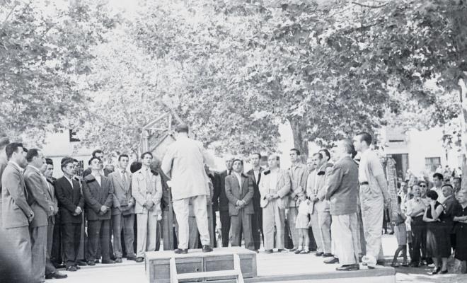 Trobada de cors Clavé, les corals a la plaça de Barcelona, la Lira, la Unió, el Parnaso Rubinense. Un dels cors actua sobre la tarima del centre de la plaça, dirigit pel mestre Azqueta.