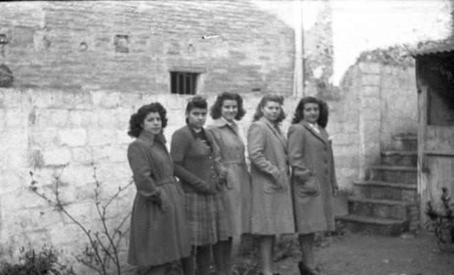 Retrat de grup, cinc noies al pati del fotògraf.