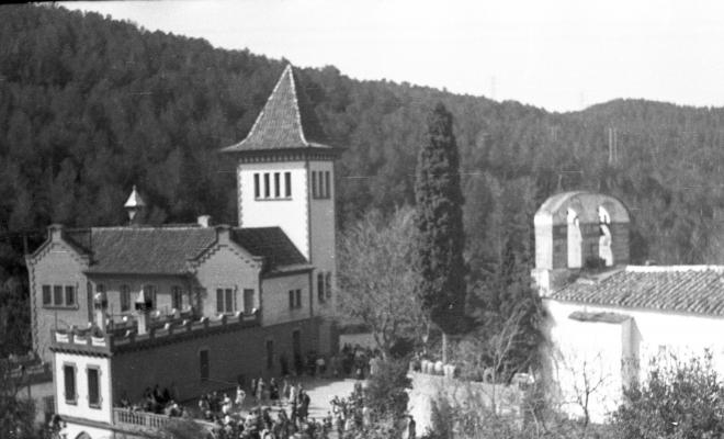 Aplec de Sant Medir. Vista de l'ermita i de ledifici de la masia.