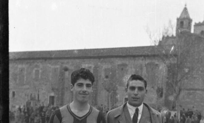 El Sant Cugat FC disputant un partit a l'antic a l'antic camp de futbol.