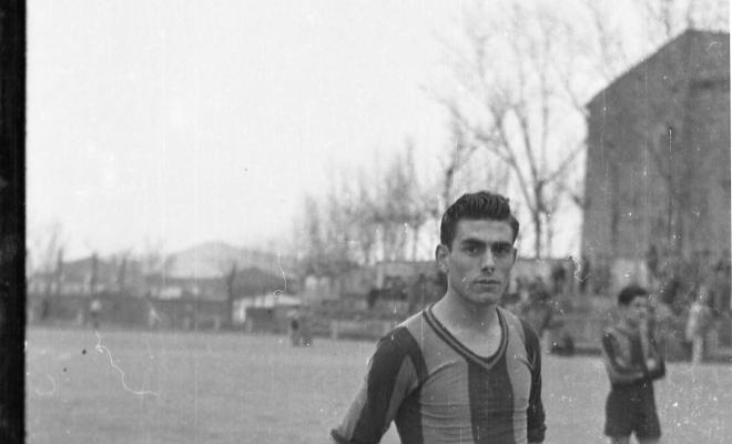 El Sant Cugat FC disputant un partit a l'antic a l'antic camp de futbol.