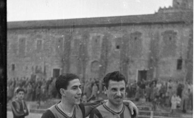 El Sant Cugat FC disputant un partit a l'antic a l'antic camp de futbol.
