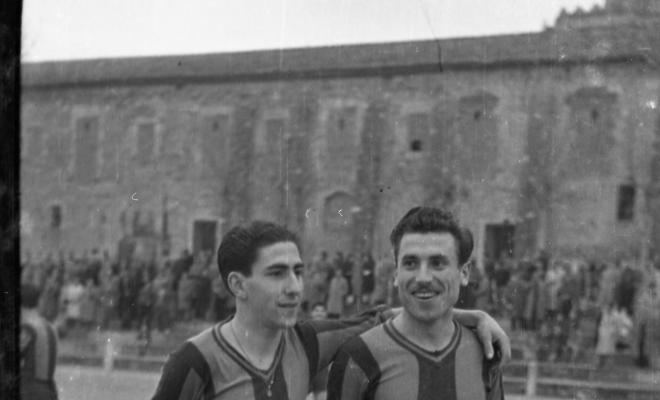 El Sant Cugat FC disputant un partit a l'antic a l'antic camp de futbol.