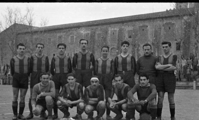 El Sant Cugat FC disputant un partit a l'antic a l'antic camp de futbol.
