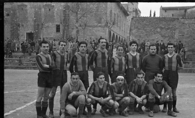 El Sant Cugat FC disputant un partit a l'antic a l'antic camp de futbol.