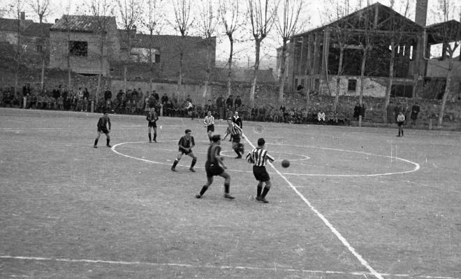 El Sant Cugat FC disputant un partit a l'antic a l'antic camp de futbol.
