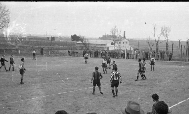 El Sant Cugat FC disputant un partit a l'antic a l'antic camp de futbol.
