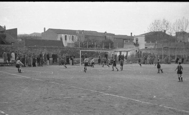 El Sant Cugat FC disputant un partit a l'antic a l'antic camp de futbol.