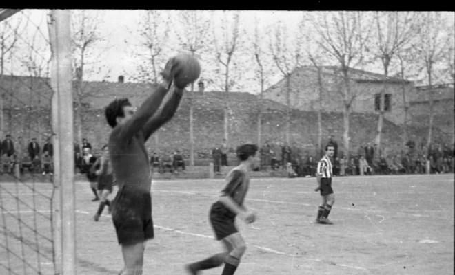 El Sant Cugat FC disputant un partit a l'antic a l'antic camp de futbol.