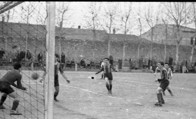 El Sant Cugat FC disputant un partit a l'antic a l'antic camp de futbol.