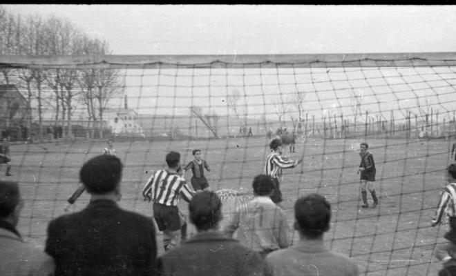 El Sant Cugat FC disputant un partit a l'antic a l'antic camp de futbol.