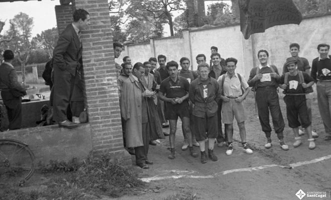 Primera Marxa de regularitat dels socis del Club Muntanyenc a la línia de sortida davant l'ermita de Sant Crist de Llaceres: Octavi Galceran, Manel Farres i Josep Barberà entre d'altres.