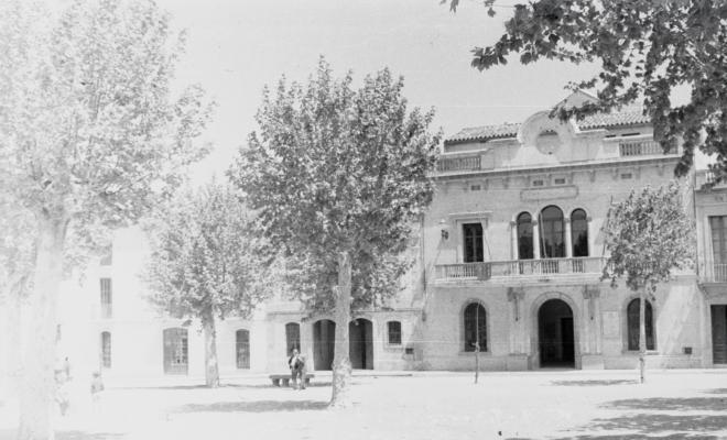 Edifici de l'antic ajuntament situat a la plaça de Barcelona número 17.
