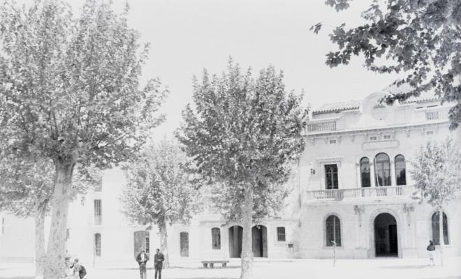 Edifici de l'antic ajuntament situat a la plaça de Barcelona número 17.