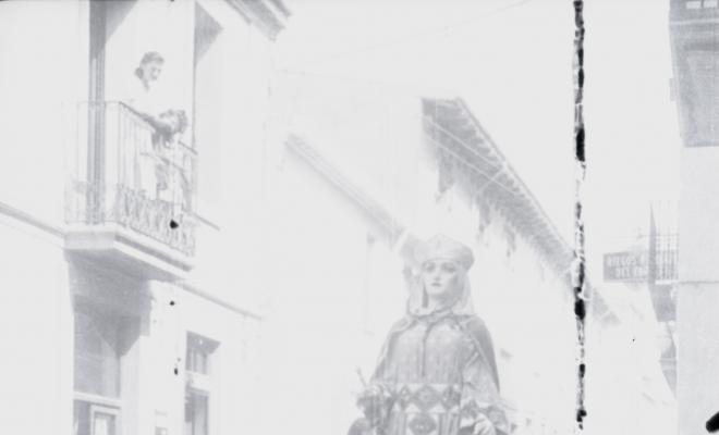 Fira de setembre. Gegants i bastoners al seu pas pel carrer de Santa Maria.