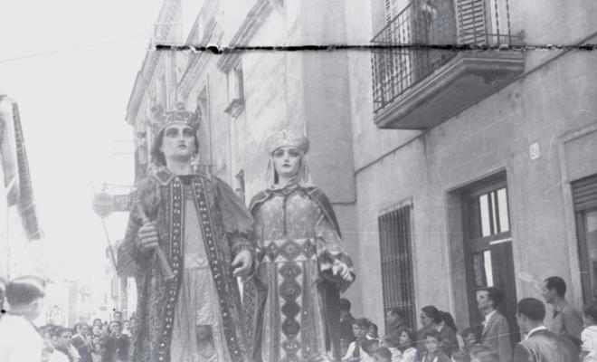 Fira de setembre. Gegants i bastoners al seu pas pel carrer de Santa Maria.